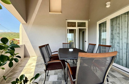 Sestanovac Apartment | Lovely apartment in Katuni with WiFi