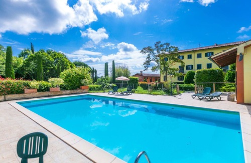 Fucecchio Villa | Lovely apartment in villa for 15 people with WIFI, private pool, hot tub, A/C, TV and pets allowed