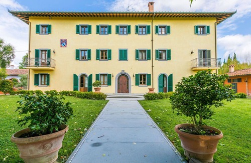Fucecchio Villa | Lovely apartment in villa for 15 people with WIFI, private pool, hot tub, A/C, TV and pets allowed