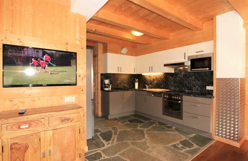 Juns House | Lovely apartment in villa for 9 guests with WIFI, TV and terrace