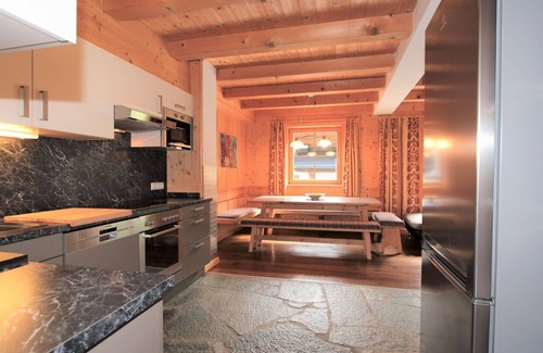 Juns House | Lovely apartment in villa for 9 guests with WIFI, TV and terrace