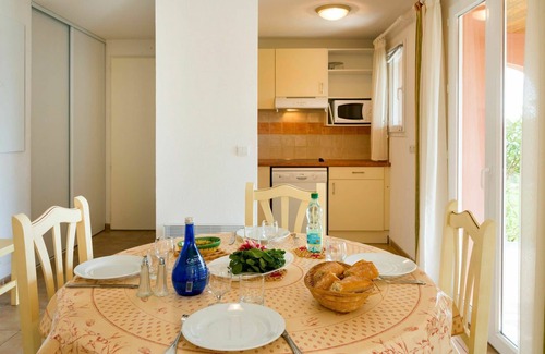 Homps House | Lovely apartment in villa with WIFI, pool, hot tub, TV, terrace, pets allowed and parking