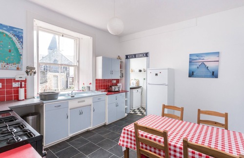 North Berwick Apartment | Lovely beachside apartment, with uninterrupted views across to the Fife coastline. Sleeps 8.