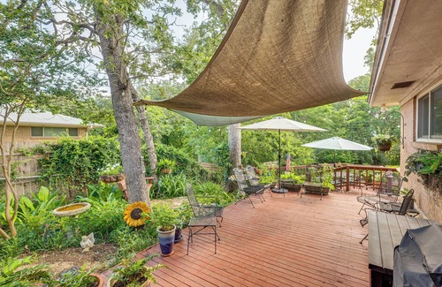 College Station Cottage | Lovely Bryan Home w/Deck - 4 Mi to Kyle Field!