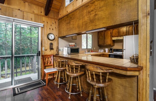 Groveland Cabin | Lovely cabin in the beautiful Pine Mountain Lake in Yosemite National Park area.