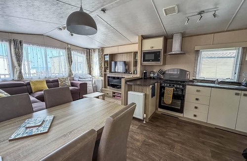 Corton House | Lovely caravan at Azure Seas nearby the beautiful beach ref 32038AZ