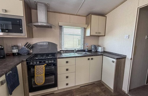 Corton House | Lovely caravan at Azure Seas nearby the beautiful beach ref 32038AZ