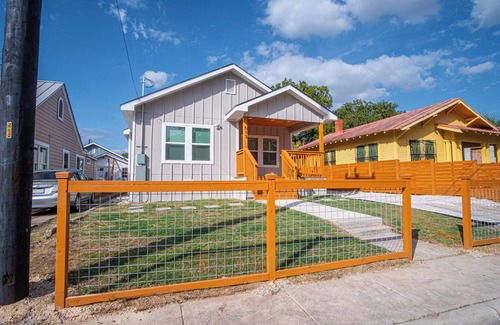Historic Garderns Cottage | Lovely & Charming 4br/2.5ba Near Downtown's Prime