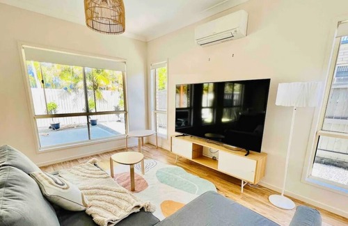 Springfield Lakes House | Lovely Cottage Walk To Train in Springfield Lakes With Relaxing Backyard