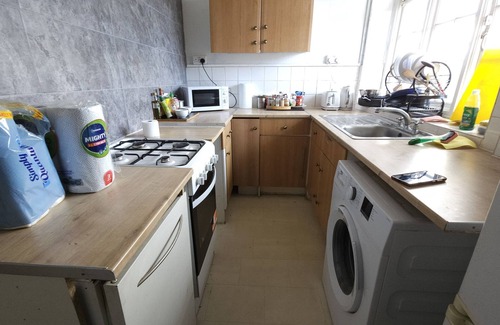 Edgware Bed & Breakfast | Lovely Double Room in front of Edgware Station