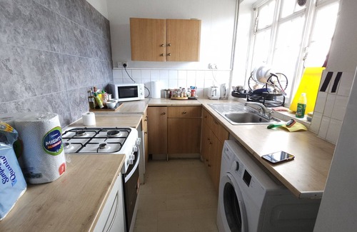 Edgware Bed & Breakfast | Lovely Double Room in front of Edgware Station