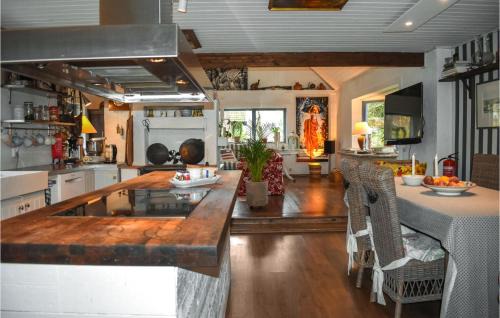Hollviken House | Lovely Home In Höllviken With Kitchen