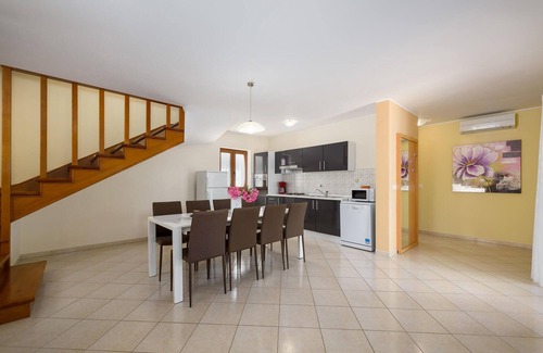 Mofardini House | Lovely home in Kmacici with kitchen
