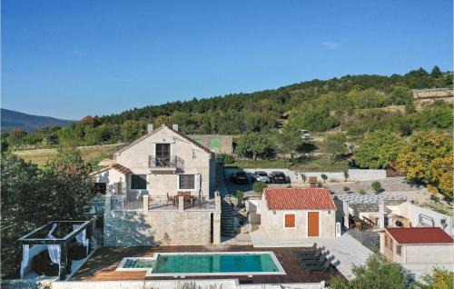 Trilj House | Lovely Home In Lovrec With Kitchen