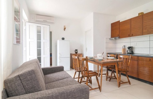 Pucisca House | Lovely home in Pucisca with jacuzzi