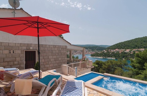 Pucisca House | Lovely home in Pucisca with jacuzzi