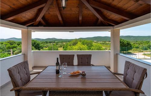 Velim House | Lovely Home In Radasinovci With Kitchen