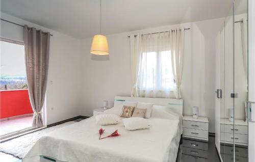 Hrvace House | Lovely Home In Rumin With Kitchen