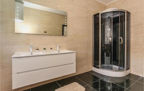 Hrvace House | Lovely Home In Rumin With Kitchen