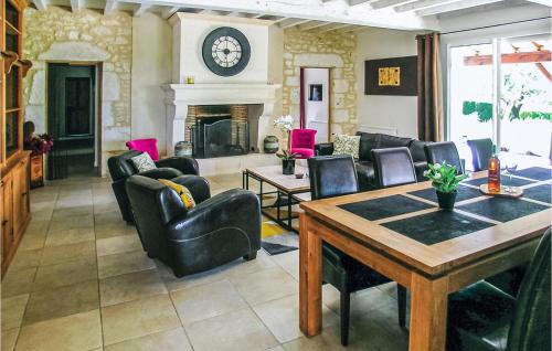 Saint-Aubin-de-Cadelech House | Lovely Home In St Aubin De Cadelech
