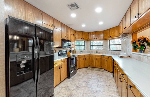 Fredericksburg House | Lovely home near downtown with bikes, firepit & washer/dryer