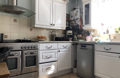 Cray Valley East House | Lovely large house in town