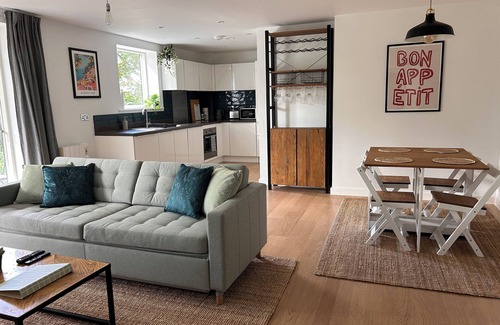 Bracknell Apartment | Lovely one bed apartment in Bracknell with additional sofa bed.