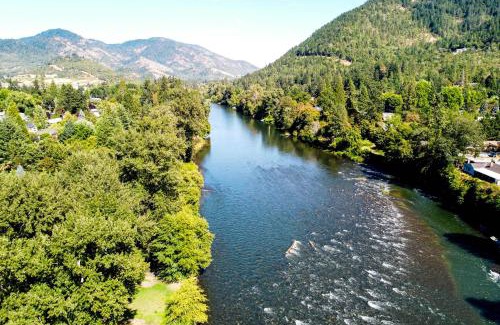 Grants Pass House | Lovely Riverfront Grants Pass Home Pool and Hot Tub