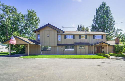 Grants Pass House | Lovely Riverfront Grants Pass Home Pool and Hot Tub