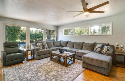 Grants Pass House | Lovely Riverfront Grants Pass Home Pool and Hot Tub
