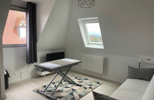Le Home Apartment | Lovely seaside studio with swimming pool and tennis court.