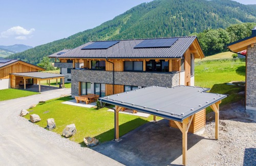 Sankt Lambrecht House | Lovely ski in-ski out lodge with a carport