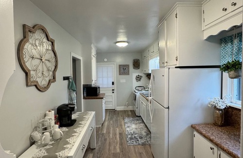 Roanoke House | Lovely& Spacious 4-bedroom house in charming Roanoke with WiFi, AC, King Bed