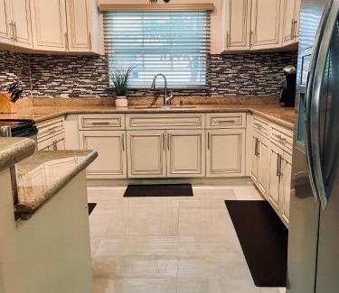 West Gate Hills Apartment | Lovely three bedroom condo with close beach access