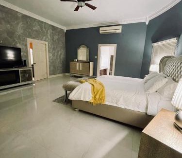 West Gate Hills Apartment | Lovely three bedroom condo with close beach access