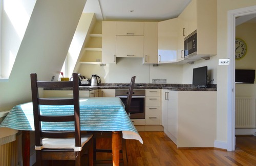 Fulham Apartment | Lovely Top Floor Flat in Leafy Fulham