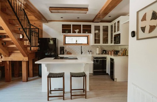 Mariposa Apartment | Lovers nest by Casa Oso with hiking trails/pond