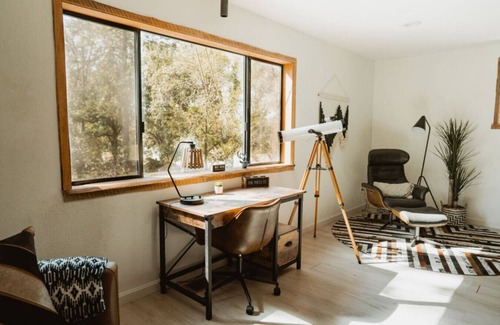 Mariposa Apartment | Lovers nest by Casa Oso with hiking trails/pond