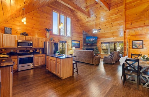 Gatlinburg - Pigeon Forge Cabin | Lovers Suite by Ghosal Luxury Lodging