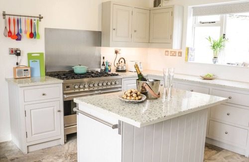 Hopton Castle Cottage | LOWER HODRE, pet friendly, with hot tub in Bucknell
