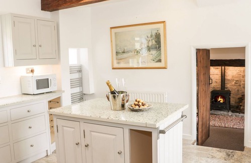 Hopton Castle Cottage | LOWER HODRE, pet friendly, with hot tub in Bucknell