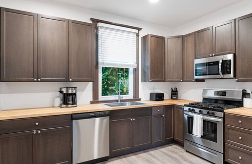 Westside Apartment | Lrg Flat: Steps to Zoo & Nightlife, Nr Attractions