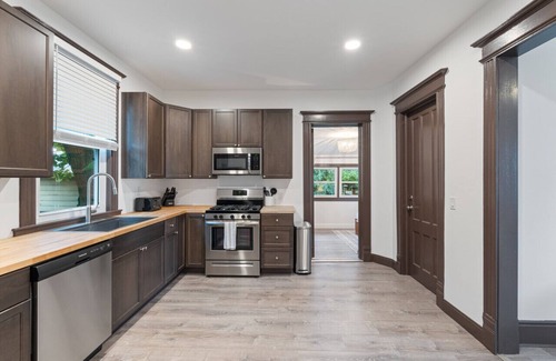 Westside Apartment | Lrg Flat: Steps to Zoo & Nightlife, Nr Attractions