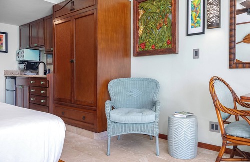 Waikiki Condo | Luana Waikiki Premium Studio- Gym & Pool