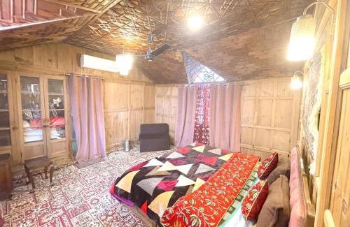 Dal Lake Boat Rental | Lucky Kashmir Heritage Houseboat