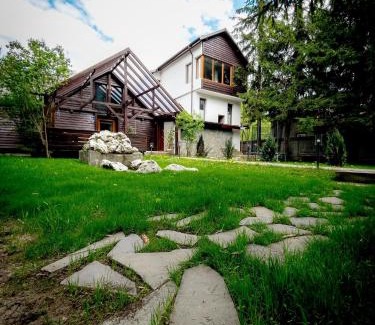 Poiana Tapului Ski Chalet | Lucomi Chalet - For groups - 5 bedrooms