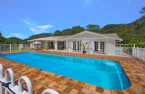 Gloucester Apartment | LUJO STUDIO - Elegant & modern studio - Retreat in Gloucester Tranquil Rural Escape with Pool & Views