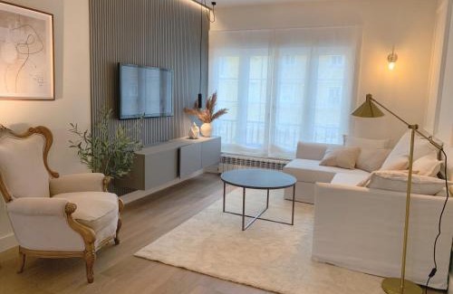 Distrito Llano Apartment | Lujoso apartamento boutique a estrenar con parking gratis