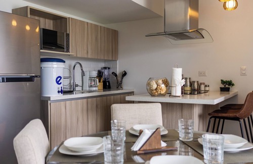 Zona 13 Apartment | Lujoso con una Vista al Aeropuerto y Montañas