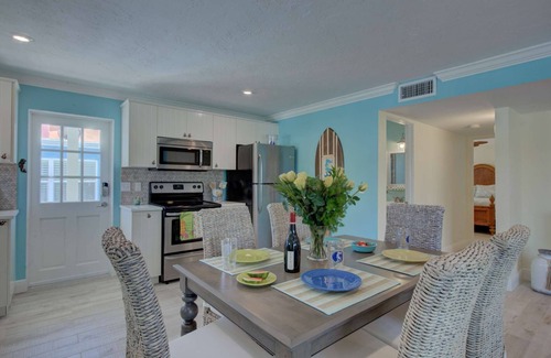 Siesta Key Village Condo | LuLu's Loggerhead Renovated | Walk to Siesta Key Beach | Heated Pool | Beach Gear Included!